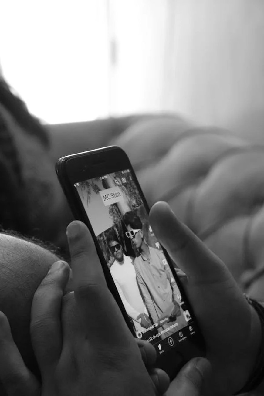 "The Aesthetic Life: Real Empowerment or Filtered Fiction?"