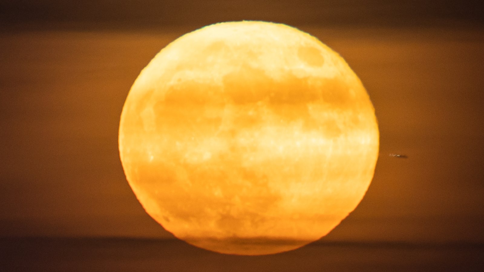 Rare Two-Night Sturgeon Full Moon and Celestial Highlights