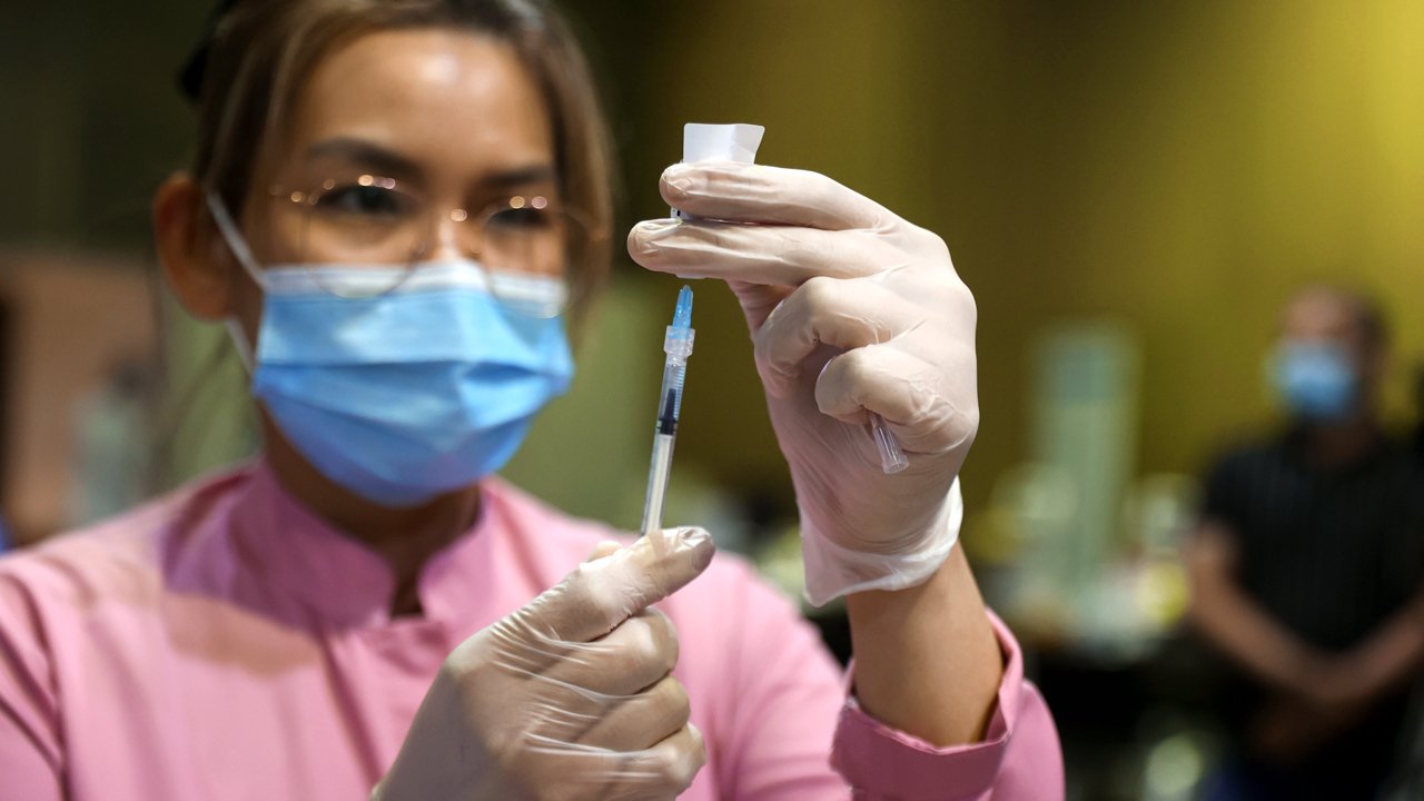 US Slashes $500M mRNA Vaccine Research, Risks Cited